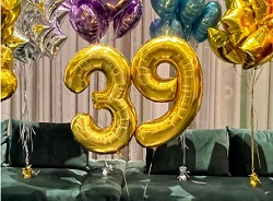 עיצוב חגיגי לחדר יום הולדת עם בלונים צבעוניים